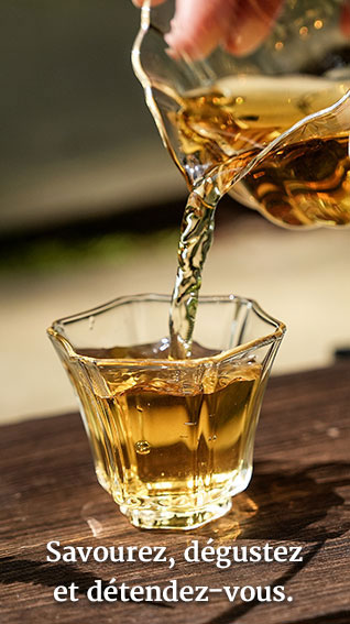 ```html
<img src="image.jpg" alt="Tea being poured into a glass cup with the text 'Savourez, dégustez et détendez-vous' below." />
```