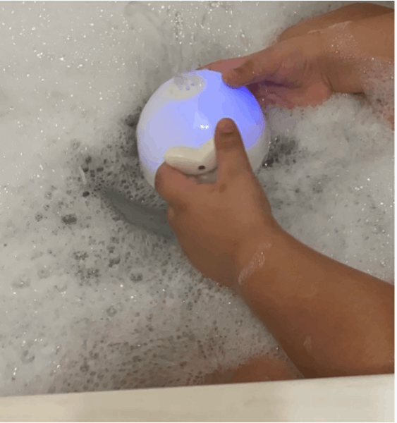 Stor lysende Badehval i badet
